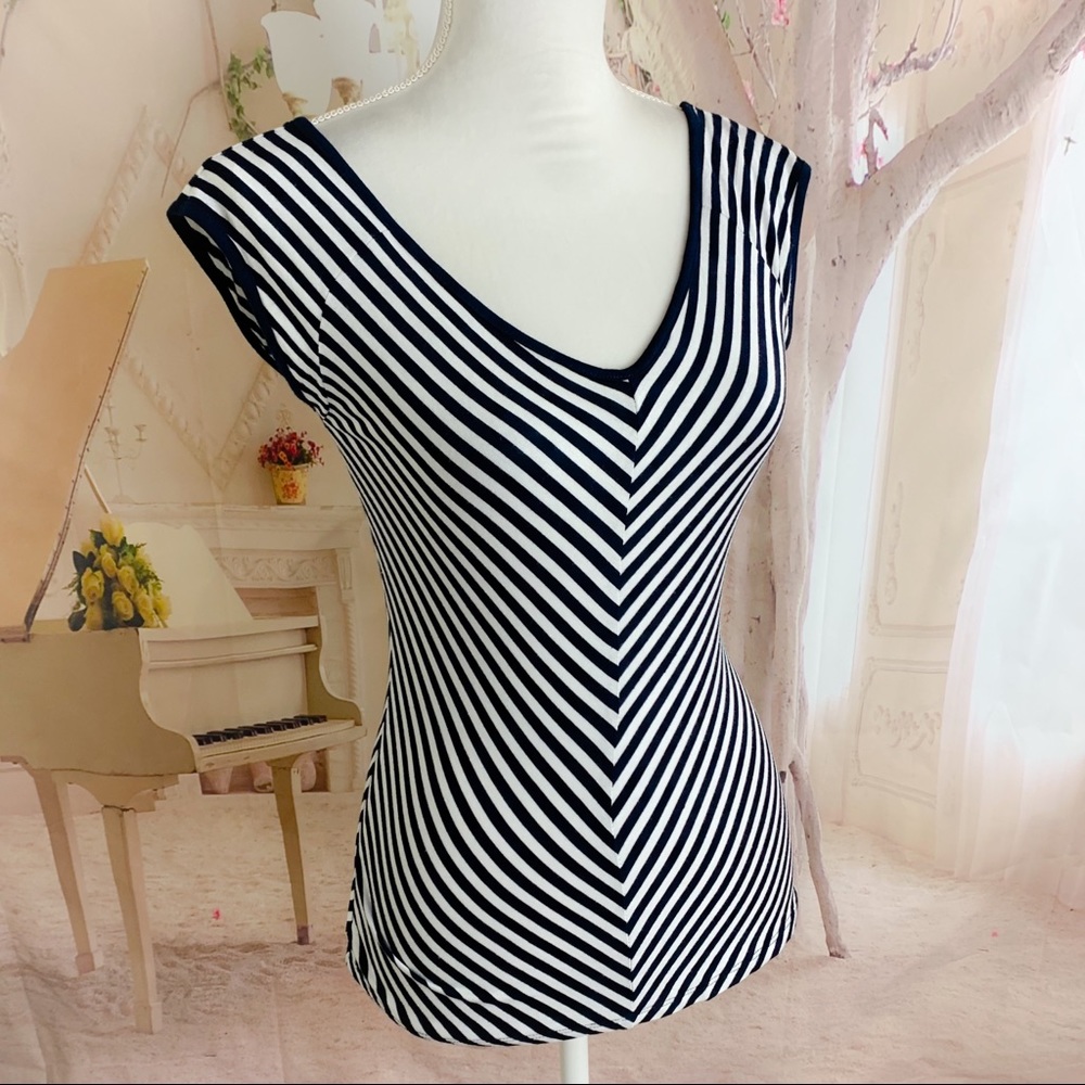 NEW Carmen Marc Valvo Striped V neck Tee Shirt - Picture 5 of 10